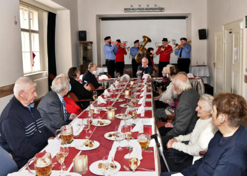 Vánoční oběd pro osamělé seniory, Malostranská beseda, 24. 12. 2021 (foto Jaroslav Tatek)